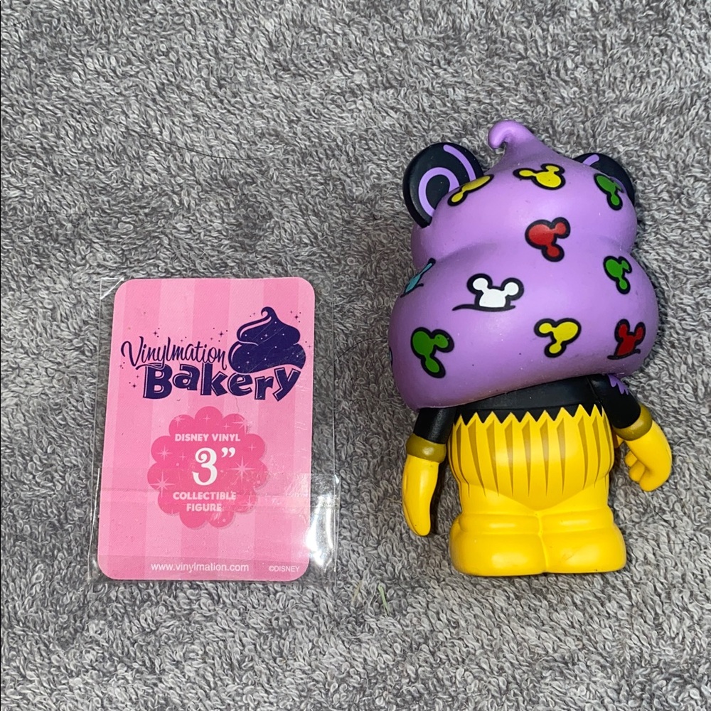 🌵 Retired Disney Vinylmation Mickey Cupcake from the "Bakery" series! - Picture 2 of 4